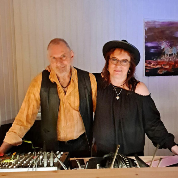 Kirsin ja Jorman elämä on sujunut häiden jälkeen rattoisasti. Pariskunta pääsi vastikään tekemään keikan lähipitäjään, jossa Kirsi soitti dj:nä Jorman villitsiessä asiakkaita. Kirsi ja Jorma
