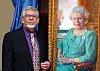 Rolf Harris ja hänen maalaamansa muotokuva kuningatar Elisabet II:sta vuonna 2006.
