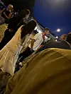Seurueeseen kuului Stefun lisäksi kaksi naista ja yksi mies. Tummahiuksiset naiset olivat paikallaolijan mukaan Stefun kanssa samaa ikäluokkaa.