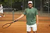 Taiteellisten lahjojen lisäksi Mikko on myös urheilumiehiä. Kuva Bermudan Kannu -tennisturnauksesta 2026.