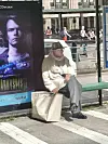 Jorma ummisti silmänsä toviksi kyytiä odotellessaan.