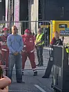 Matias ihmetteli keikkaa tuima ilme kasvoillaan.