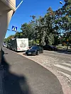 JP:n Porsche oli parkkeerattu miten sattuu. Takana näkyy Meripuiston leikkipuisto.