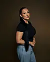 Alona Kuusisto poseeraa.