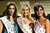 Danielle Lloyd (oikealla) kilpaili Queen of the World -kilpailussa vuonna 2004, jossa hän sijoittui kolmanneksi.