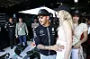 Lewis Hamilton ja Gigi Hadid kuvattiin Monacon GP:n kuhisevissa varikkotunnelmissa vuonna 2015. Taustalla myös sisko, malli Bella Hadid.