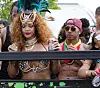 Rihanna juhli näyttävästi kotimaansa Barbadoksen Kadooment Day -paraateissa elokuussa 2015 – Lewis Hamilton rinnallaan.