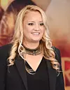 Lucy Davis hymyilee.