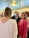 Arja riensi välittömästi arvovieraiden luo, kun Kreikan suurlähettiläs pelmahti paikalle.