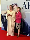 Kreikan kuvankaunis suurlähettiläs Natalia Karageorgou poseerasi Arjan rinnalla.