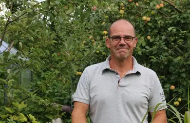 Ihanat siirtolapuutarhat -ohjelmaa juontava Nicke Lignell kertoo, kenelle siirtolapuutarhamökkeily sopii ja kenelle ei 