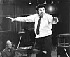 Mikis Theodorakis Lontoon Royal Albert Hallissa keväällä 1970. Puoli vuotta myöhemmin hän tapasi Helsingissä tulevan solistinsa Arja Saijonmaan.
