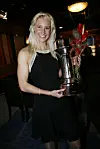 Kuvassa Hanna-Maria Hintsa (o.s. Seppälä) pitää käsissään vuoden esikuva -pokaalia Suomen urheilugaalassa vuonna 2009.