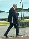 Seiska bongasi reippaan oloisen Ben Zyskowiczin kävelemässä Kaivopuistonrannassa.
