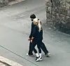 Martina Aitolehti ja Hajji Muhis kävelyllä Eirassa 13.8.26.