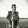 Usko Santavuori Malmin kentällä elokuussa 1950 sen jälkeen, kun oli selostanut radioon oman laskuvarjohyppynsä.