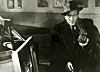 Elokuvan Radio tekee murron pääosassa oli Hannes Häyrinen, joka näytteli radioreportteri Toivo Teräsvuorta.