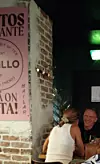 Samilla ja Karitalla oli viinilasit pöydässään.