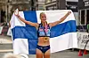 Alisa Vainio ja Suomen lippu.