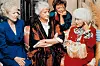 Menestyssarja Tyttökullat päättyi vuonna 1992, kun näyttelijä Bea Arthur (kuvassa toinen vasemmalta) halusi pois sarjasta.
