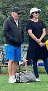 Lukijan kuvassa Sauli ja Jenni seuraavat Aaro-poikansa jalkapallomasia.