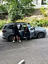 RÄPS! Helsingin Pasila 13.8.2026: Minttu Räikkönen paineli etupenkille, kun Kimi laittoi lapset vöihin.