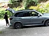 F1-monimiljonääri ehti jo istahtaa kuskin paikalle, mutta nousi sitten ylös ja paineli takakontille.