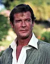 Roger Moore (James Bond) elokuvassa Erittäin salainen.