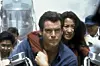 Pierce Brosnan (James Bond) ja Michelle Yeoh (Wai Lin).