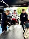 Jari-Matti suunnittelemassa perjantain rallipäivää.