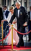 Kuningas Harald ja kuningatar Sonja osallistuivat Ruotsin kuningasparin juhlallisuuksiin kesäkuussa. Harald tukeutui tuolloin kainalosauvoihin.