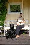 Koirat Poika ja Bruno toimivat laadunvalvojina Jasminen kokkaillessa. Arkistokuva.