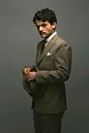 Edward Bluemel näyttelee Agatha Christien romaaneista tuttua etsivää Hercule Poirotia BBC:n uutuussarjassa Hercule.