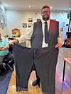 Craig esittelee housujaan, joita käytti kaksi vuotta sitten. Paino on laskenut jo yli 50 kiloa.