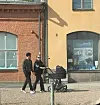 Julkkipari liihotti kotikaupunkinsa kadulla hymyillen.