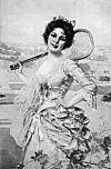 Tennis oli suosittu laji sekä Ranskan että Englannin hoveissa jo vuosisatoja sitten. Kuvassa nainen kuvattuna elegantissa mekossa tennismailan kanssa Ranskassa vuonna 1870.