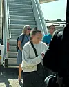 Turistivirran mukana! Riikka Purra ja puoliso Mikko Välimaa astelivat koneesta Kreetan lämpöön muiden matkustajien seassa rennossa lomavarustuksessa.