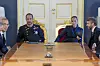 Norjan uusi kuningas Haakon tyttärensä kruununprinsessa Ingrid Alexandran kanssa hallitusta tapaamassa Haraldin kuoleman jälkeen.