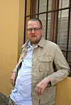 Tuomas poseeraamassa totutussa lookissaan ja kauluspaidassa vuonna 2013.