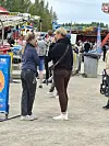 Heidi suosi Tivolissa rentoa pukeutumista. Juontaja oli sonnustautunut suomalaisten luottovaatteisiin, eli leggingseihin ja huppariin.