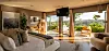 Makuuhuoneen seinän kokoiset lasiovet avautuvat suoraan aurinkoiselle terassille.