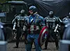 Captain America: The First Avenger -elokuva vuodelta 2011 valottaa Marvel-tarinamaailman varhaisia vuosia. Jatko-osat ilmestyivät vuonna 2014 ja 2016.