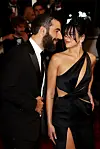 Romain Garvas ja Dua Lipa onnellisen oloisina Cannesissa vuonna 2023.