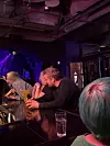 Stefu kuunteli tarkkaavaisesti vaaleaverikön kuiskuttelua hämyisässä kapakassa.