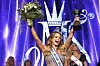 Tuore Miss Suomi tuuletti onnellisena voittonsa jälkeen.