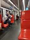 Kaarina istui leveästi ja haki lukijan mukaan sopivaa asentoa.