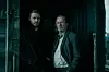 Jack Lowden ja Gary Oldman sarjassa Slow Horses.