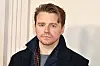 Jack Lowden poseeraa.