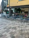 Markus Selin istuskeli haudanvakavana terassilla.