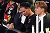 Prinsessa Ingrid Alexandra suree veljensä prinssi Sverre Magnuksen vieressä.